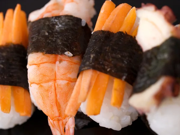 Вкусные суши на фоне — стоковое фото