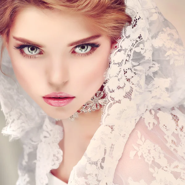 Портрет элегантная девушка находится в моде стиль. Свадебные украшения. Изолированные на белом фоне — стоковое фото