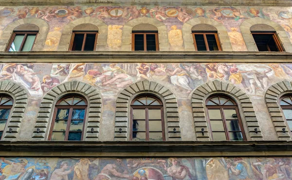 Старый дом, украшенный фресками на улице во Флоренции — стоковое фото