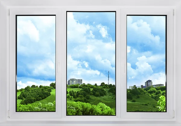 Современные пластиковые окна с видом неба, природы и города — стоковое фото