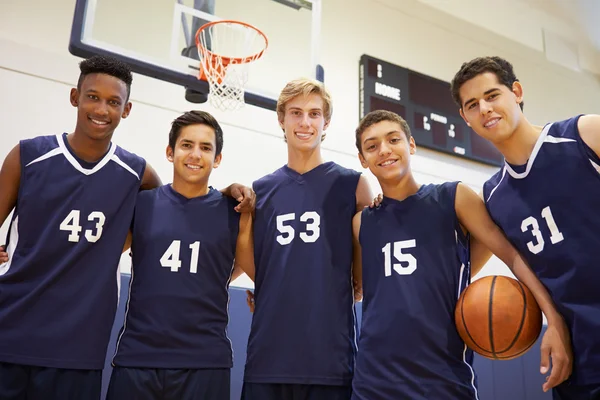 Члены мужской баскетбольной команды — стоковое фото