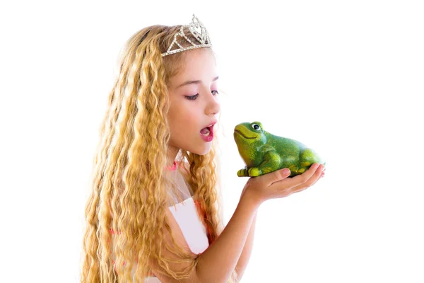 Белокурая девочка принцессы, целующая лягушку зеленая жаба — стоковое фото