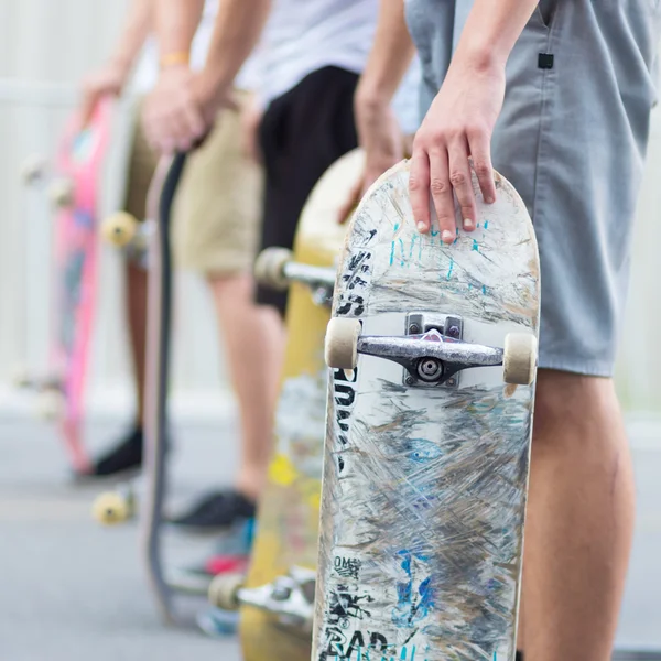Мальчики, скейтбординг на улице. Городская жизнь — стоковое фото
