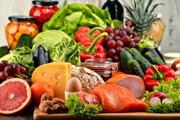 Органические продукты, включая овощи фрукты хлеб молочные и мясные — стоковое фото