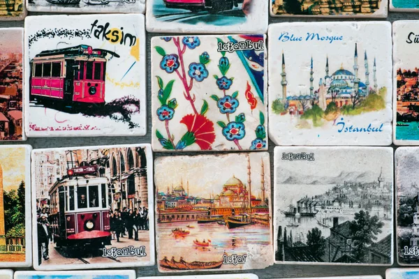 Стамбул сувенирный магазин с красочными узорами на магнитах — стоковое фото