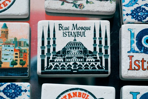 Сувенирные магниты Стамбул в Османской плитка стиль — стоковое фото