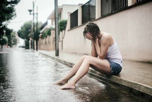Грустно женщина плачет на улице — стоковое фото