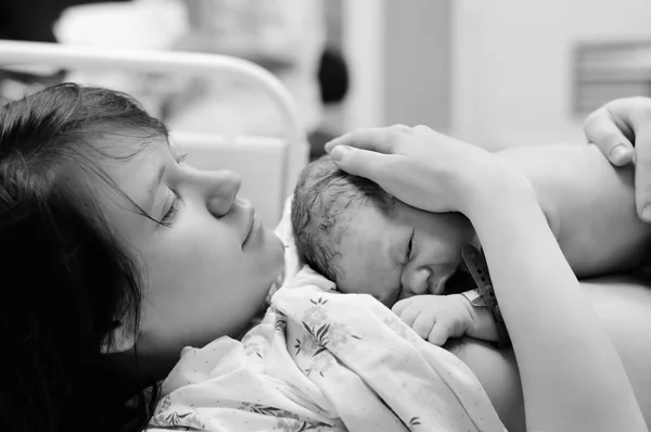 Женщина с новорожденного сразу после родов — стоковое фото