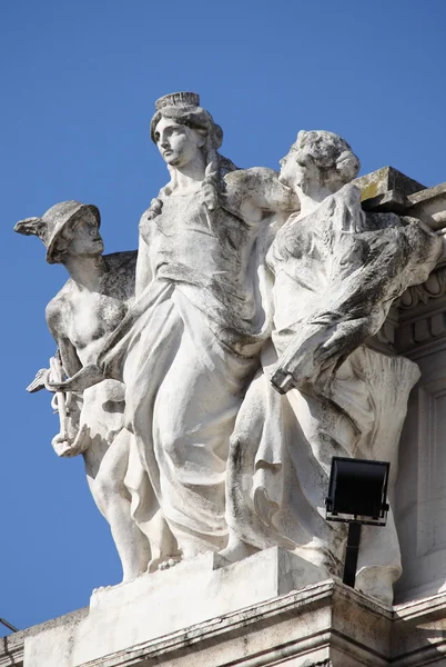 Статуя Гермеса и богиня рома — стоковое фото