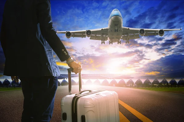 Деловой человек и стоя багажа в аэропорту и Пассажирский реактивный p — стоковое фото