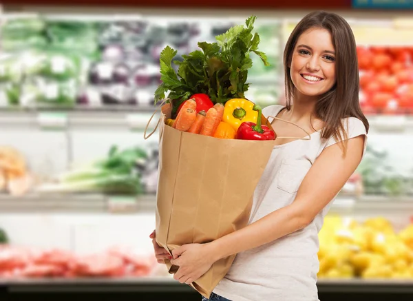 Женщина, покупки в супермаркете — стоковое фото