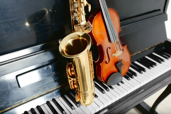Скрипка и на фоне фортепиано-саксофон — стоковое фото