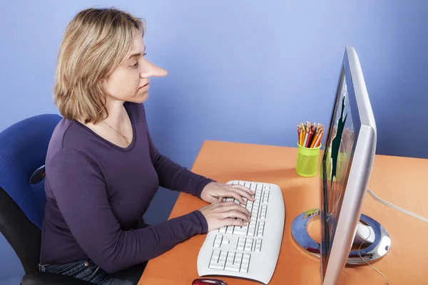 Женщина с длинным носом, сидя в своем кабинете — стоковое фото