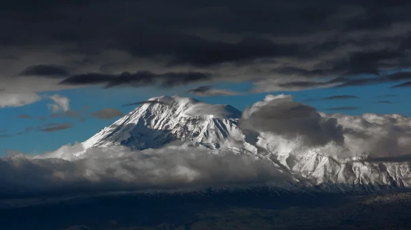 Вершины горы Арарат через облака — стоковое фото