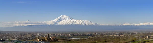 Панорама заснеженные горы Арарат в утром, вид из Еревана — стоковое фото
