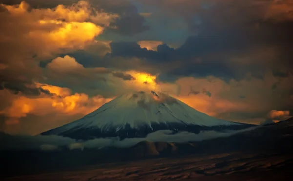 Драматические закат и малых вершины горы Арарат, вид из Еревана — стоковое фото