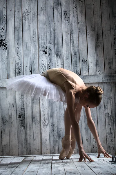 Балерина, одетые в белые пачка делает худой вперед — стоковое фото
