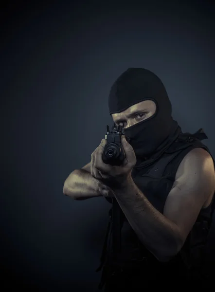 Террорист, переноски пулемета — стоковое фото