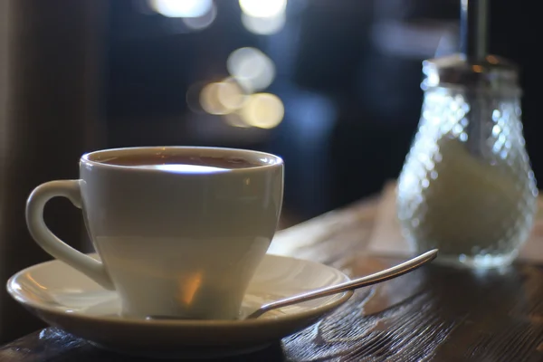 Чашечкой чая в кафе — стоковое фото