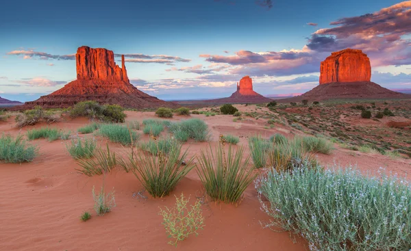 Долина монументов, Аризона, пейзажи, профнастил на закат небо — стоковое фото