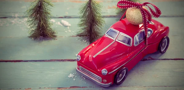 Игрушка автомобилей, перевозящих мяч Рождество безделушка — стоковое фото