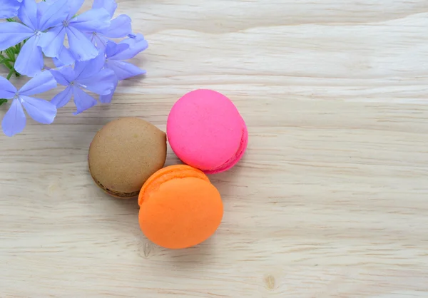 Красочные Macarons французский на деревянных фоне — стоковое фото