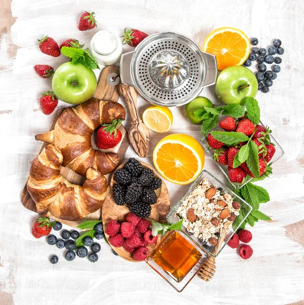 Завтрак с круассанами, мюсли, свежие ягоды, фрукты. Здравоохранение — стоковое фото