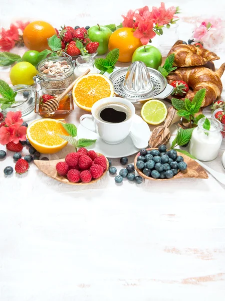Установка с кофе и круассанами Завтрак стол. Здоровая пища — стоковое фото