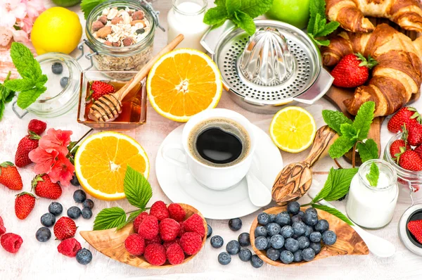 Завтрак с кофе, круассаны, мюсли, мед, ягоды, frui — стоковое фото