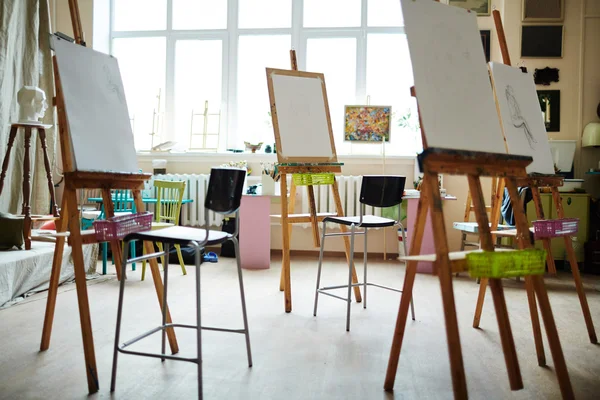 Студия живописи с мольберты и стульями — стоковое фото