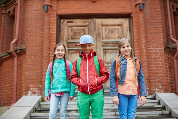 Счастливый schoolkids школы — стоковое фото