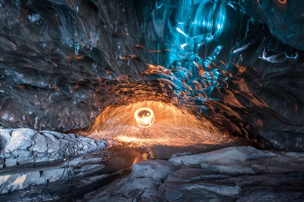 Огненное шоу в ледяной пещере — стоковое фото