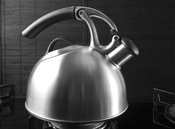 Чайник на газовую печь — стоковое фото