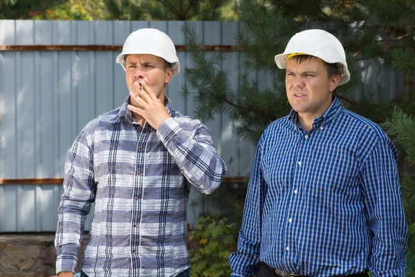 Планировщики строительства среднего возраста в стройплощадке — стоковое фото