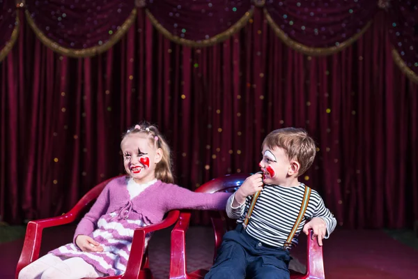 Молодые клоунов, сидели и смеялись на сцене — стоковое фото