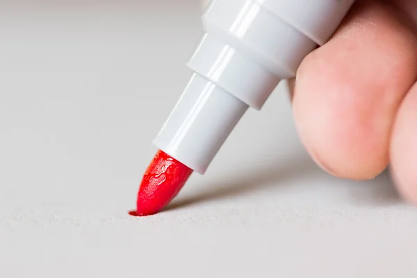 Красный маркер рисует линию близко фото — стоковое фото