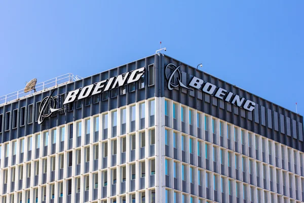 Завод по производству Boeing и эмблема — стоковое фото