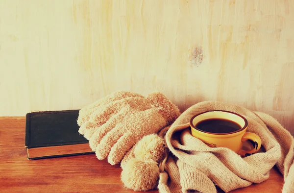 Чашка черного кофе с теплым шарфом на деревянных фоне. filreted изображения — стоковое фото