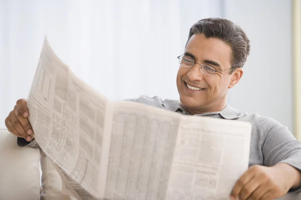 Испаноязычное человек читать газету — стоковое фото