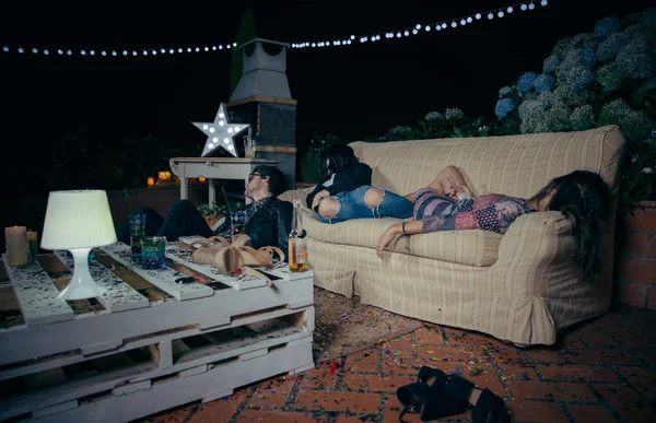 Молодые пьяные друзей, спать в диван после партии — стоковое фото