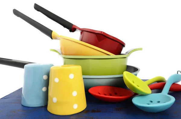 Яркие красочные кухонные кастрюли и сковородки — стоковое фото