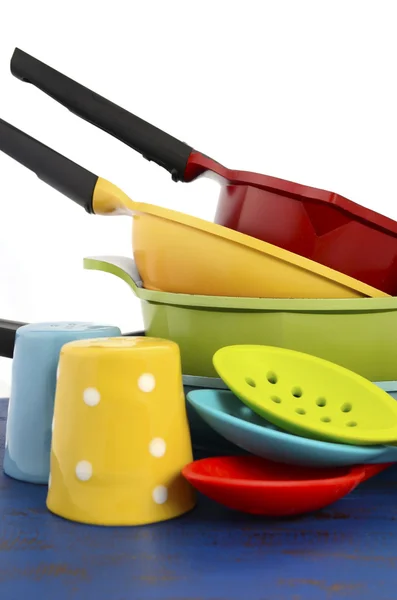 Яркие красочные кухонные кастрюли и сковородки — стоковое фото