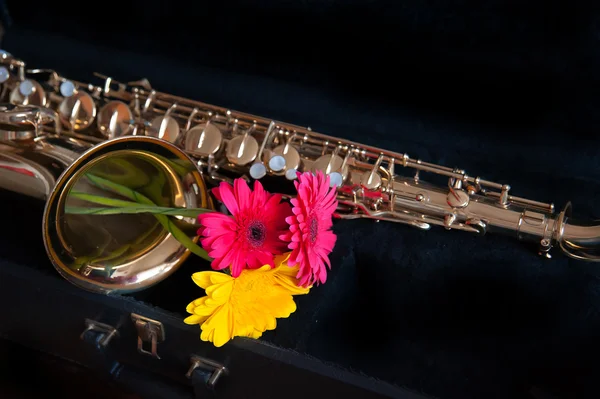 Саксофон с цветком — стоковое фото