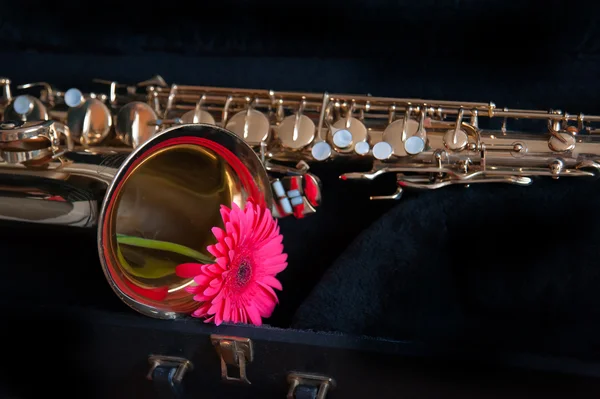 Саксофон с цветком — стоковое фото