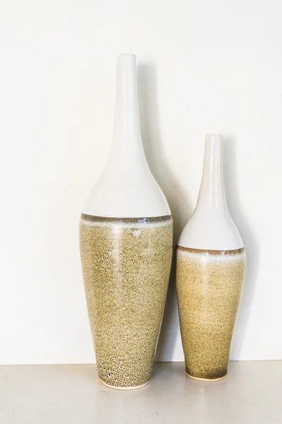 Две вазы на шельфе — стоковое фото
