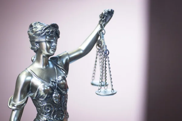 Законное правосудие статуя в офиса юридической фирмы — стоковое фото