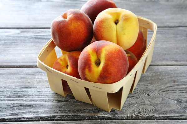 Спелые персики в деревянной коробке — стоковое фото