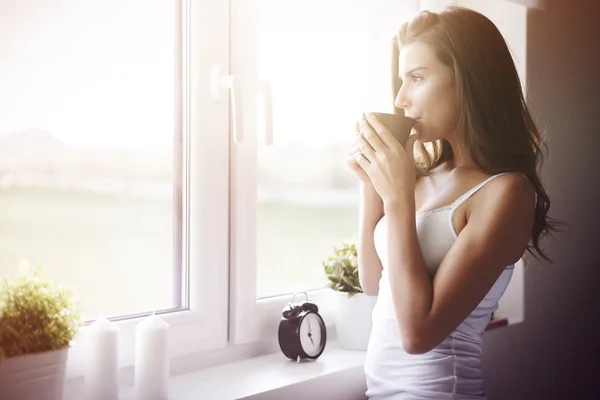 Молодая женщина, пьющая кофе — стоковое фото