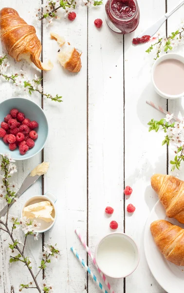 Романтический завтрак французский или сельских - какао, молоко, круассаны, джем, масло и малины — стоковое фото