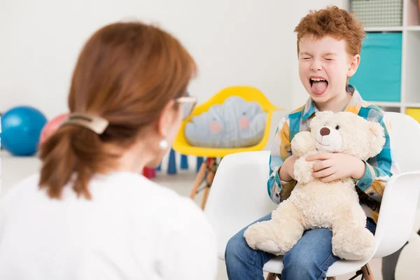 Непослушный ребенок на психолога — стоковое фото